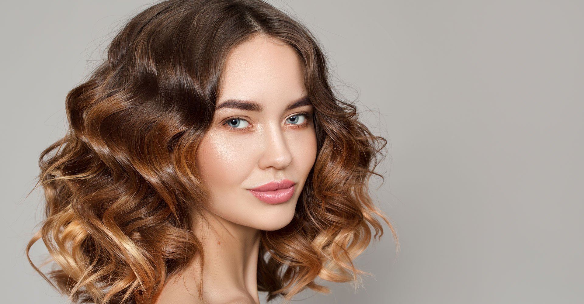 240Modelo Com Cabelo Ondulado Na Altura Do Ombro Com Luzes